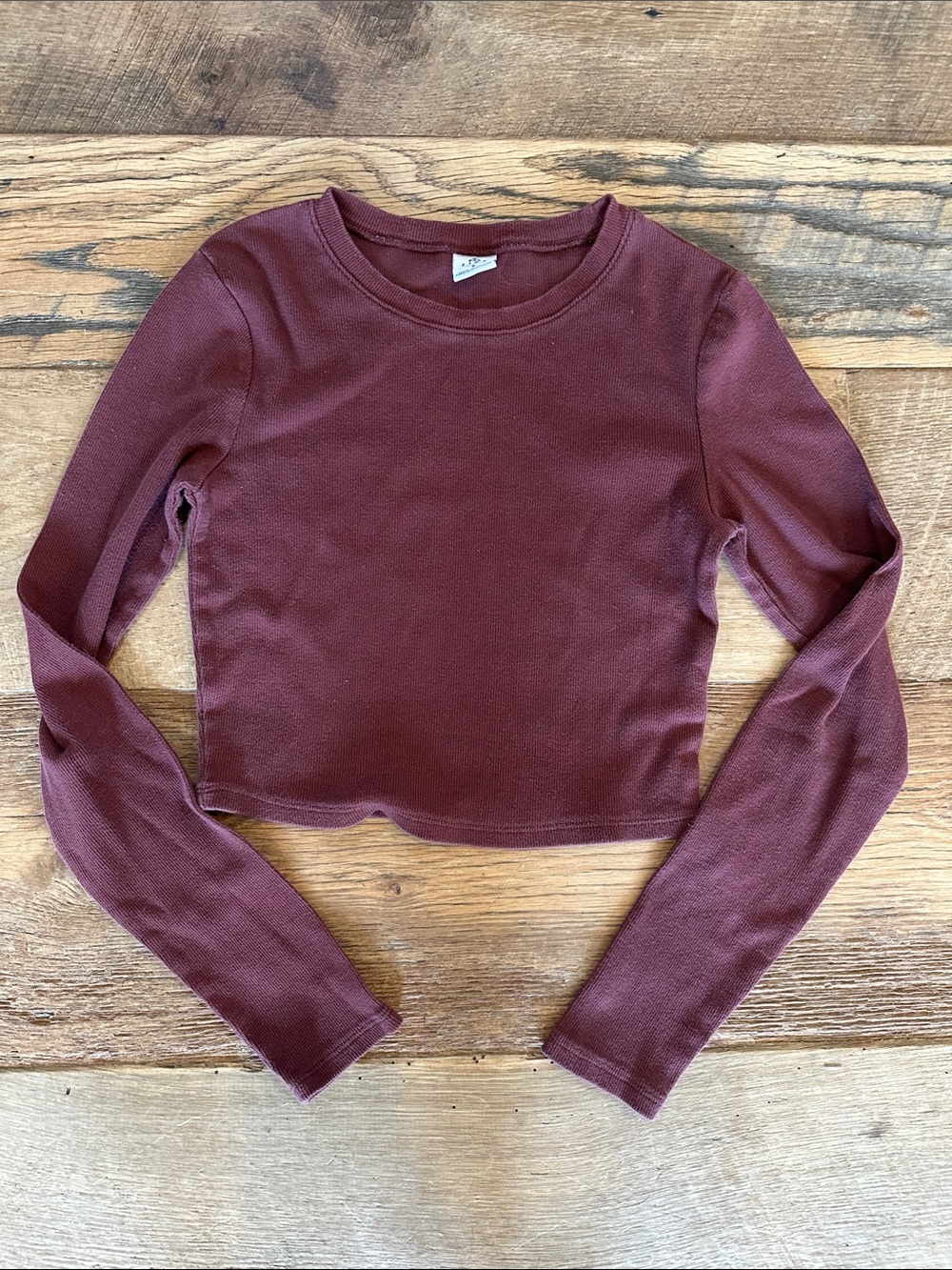 Zine S Women's Long-Sleeve Ribbed Crop Top in Burgundy